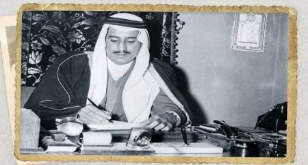 صورة نادرة للملك سلمان في مكتبه عام 1955م