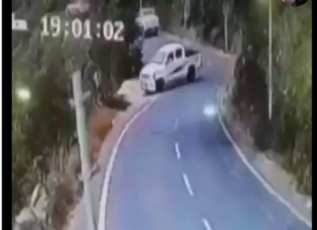 فيديو - سيارة هايلكس تسقط من قمة جبال فيفا 