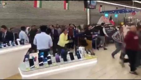 بالفيديو: لحظة اندفاع مئات الزبائن داخل متجر شهير في الكويت بعد إعلانه تخفيضات تصل لـ 50%!
