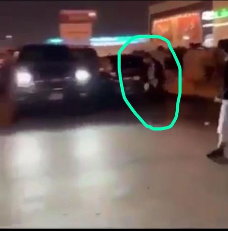 كشف تفاصيل شباب سعوديين يطاردون فتاة في إحدى المولات