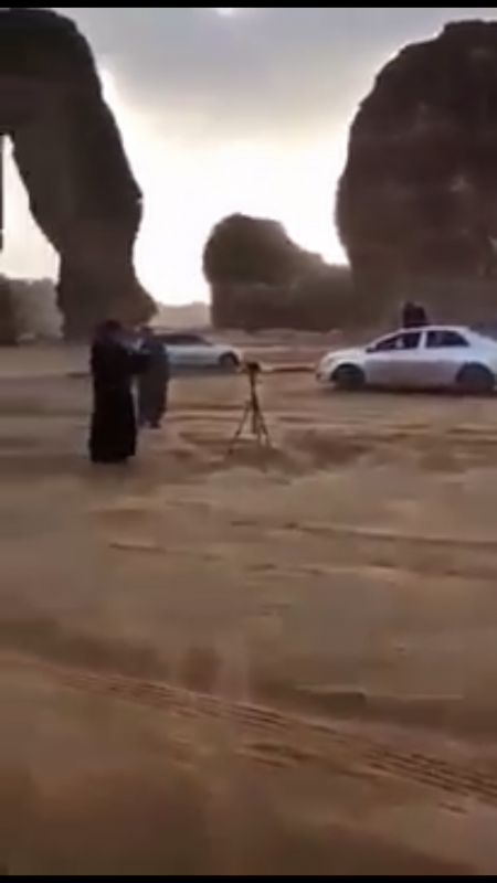 سعوديون يضايقون سائحات في محافظة العلا والنائب العام يوجه بالقبض عليهم - فيديو