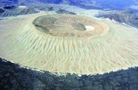 هل شاهدت من قبل أجمل فوهة بركانية نادرة في السعودية 