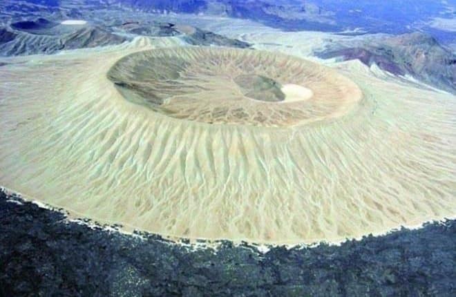 هل شاهدت من قبل أجمل فوهة بركانية نادرة في السعودية 