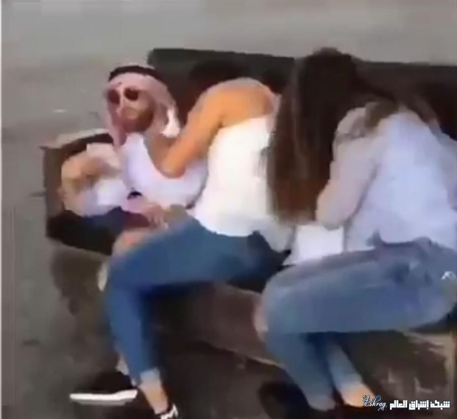 فيديو - شخص يلبس الزي الخليجي ويسخر من الخليجيين ويسامر الفتيات 