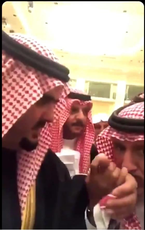 إعلامي شهير يقبل يد عبد العزيز بن فهد بشكل غريب (فيديو)