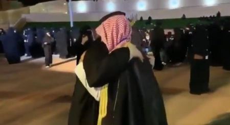 فيديو مؤثر ، طالب يقبل قدم والدته في يوم تخرجه من جامعة القصيم