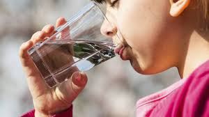 شرب المزيد من الماء يساعدك على خسارة الوزن