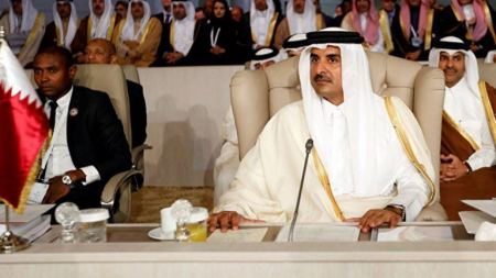 فيديو - انسحاب أمير قطر من القمة العربية‎ 