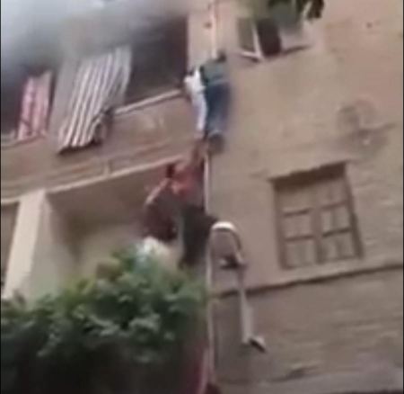 شاهد : شاب مصري يتسلق حائط منزل وينقذ 3 أطفال من حريق مروع