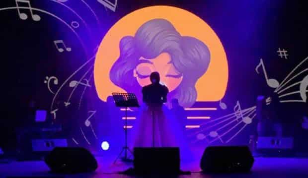 الفنانة شيمي، مطربة تغني على المسرح بدون أن تكشف وجهها - فيديو 