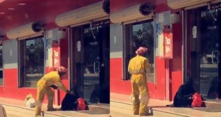 فيديو إنساني راقي - عامل نظافة يتصدق على امرأة محتاجة 