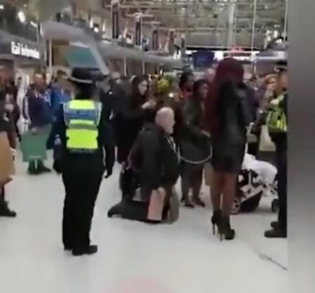 بالفيديو: امرأة تربط رجلا بسلسلة وتجره خلفها داخل سوق تجاري