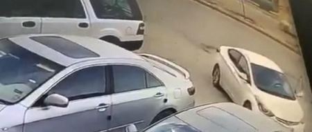فيديو - سرقة سيارة تركها صاحبها في وضع التشغيل بحي الندوة في الرياض