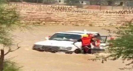  شاهد فيديو: إنقاذ رجل من سيول وادي حنيفة بـ”الرياض”