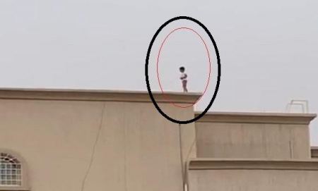 ‏في مشهد مخيف, شاهد : طفل يمشي على حافة سطح شقق سكنية في ⁧‫عنيزة