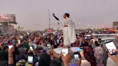 من هي "حبوبتي كنداكة" التي بثت الحماس في المظاهرات السودانية؟ 
