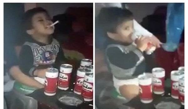 فيديو- طفل عمره عامان يشرب الخمر ويدخن في حضور والدته يثير ضجة