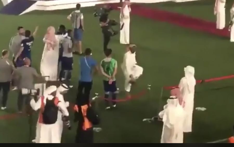 شاهد حركة شوارعية وتصرف غير أخلاقي من رئيس نادي الهلال بعد نهائي كأس زايد - فيديو
