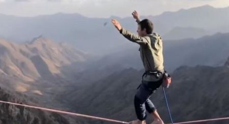 لقطات مرعبة.. فيديو مغامر أجنبي يسير على حبل رفيع في جبال الحبلة في أبها!