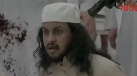 فيديو - “جهيمان” يعدم أحد رفاقه داخل مسعى “المسجد الحرام” بعد اكتشاف خيانته