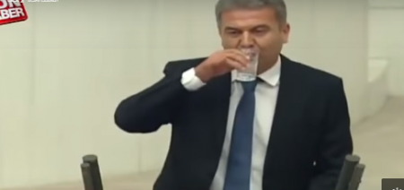 بالفيديو .. نائب تركي يشرب الماء في نهار رمضان …