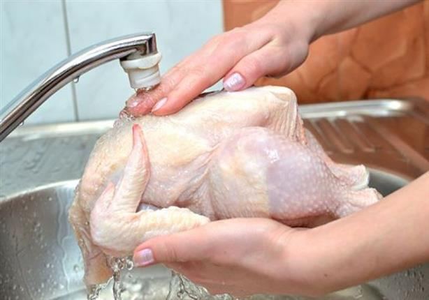 معلومة تجهلها - لا تغسل الدجاج قبل الطبخ ، لماذا ؟ 