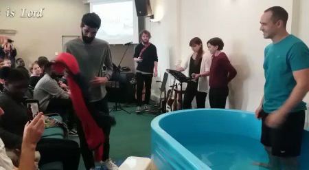 شاهد: بندر العتيبي مواطن سعودي ينشر لحظة تعميده وتحوله للديانة المسيحية في بريطانيا